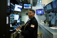 Giới đầu tư tự tin hơn khi mua cổ phiếu